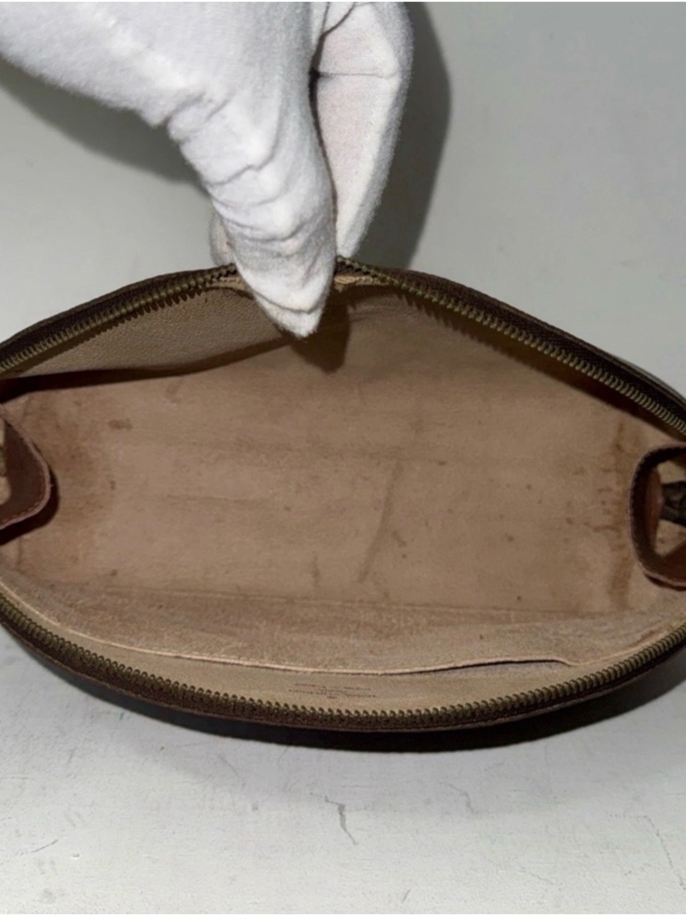Authentic Louis Vuitton Monogram Ronde Large Cosmetics Pouch - Picture 5 of 12